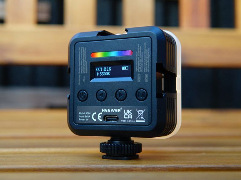 Кольоровий RGB-відеосвітло для камер на магніті Neewer Mini Portable LED Light RGB61 Ємність акумулятора 2000 мА·год. Код:null. Изображение 5
