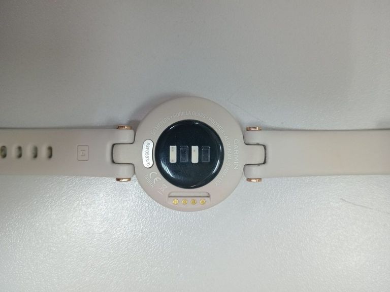 Оголошення Garmin Lily Classic Edition - Cream Gold Bezel w. Braloba G. Case and Italian L. Band (010-02384-A2/B2) Б/У