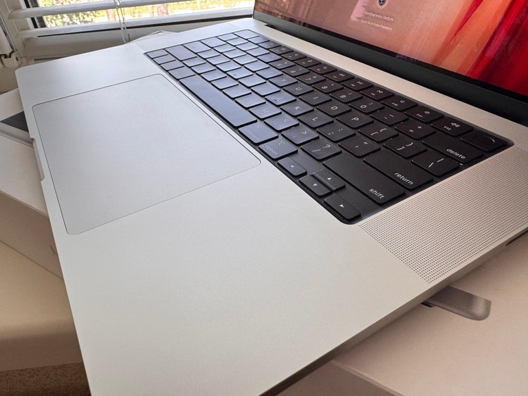 Объявление Apple MacBook Pro 16 M4 Max Silver (MX2W3) (48GB/40GPU/1TB) Б/У
