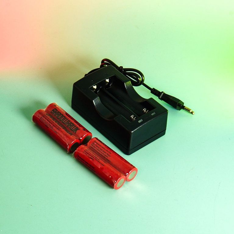 Дешево 4X оригінальні акумулятори Shadowhawk 3,7 В 5000 мАг акумулятор + зарядний пристрій. 100-240VAC 50/60HZ OUTPUT: 4.2VDC 1A з ломбарду