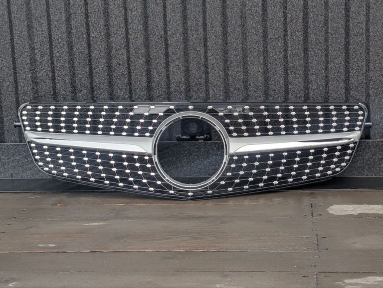 Объявление Решітка радіатора Mercedes W204 (07-14) тюнінг стиль AMG Diamond, (срібло) Нова.  Б/У