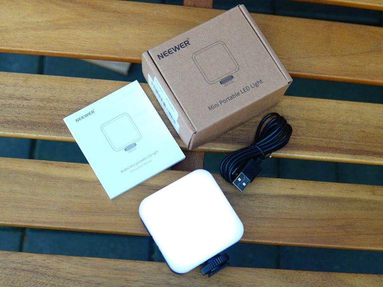 Кольоровий RGB-відеосвітло для камер на магніті Neewer Mini Portable LED Light RGB61 Ємність акумулятора 2000 мА·год. Код:null. Изображение 6