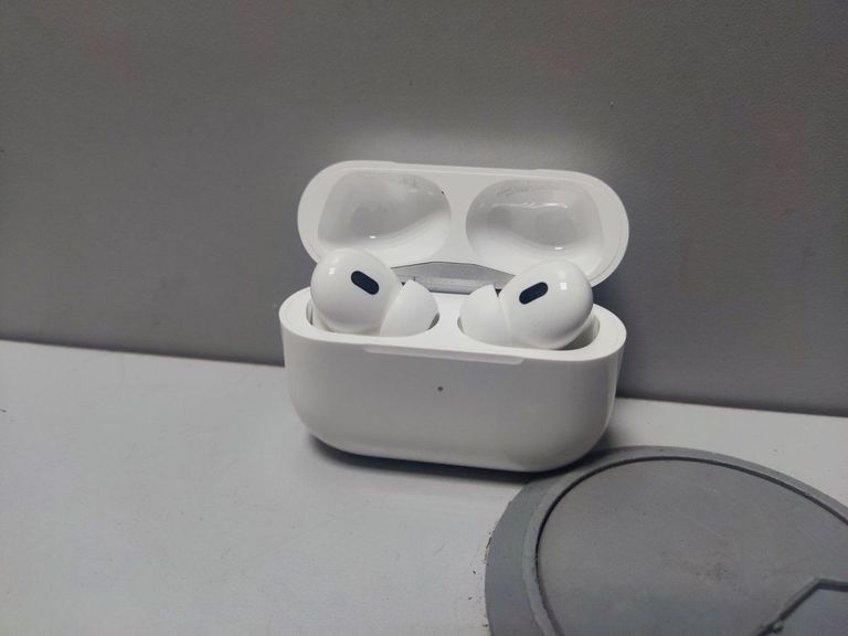 Купити Apple airpods pro 2nd generation with magsafe charging case usb-c Б/У