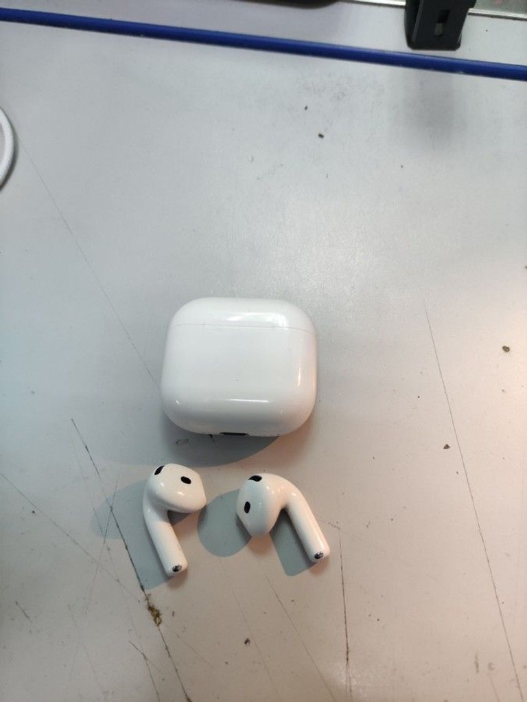 Дешиво Apple airpods 4 with active noise cancellation с ломбарда