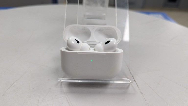 Купити Apple airpods pro 2nd generation with magsafe charging case usb-c Б/У