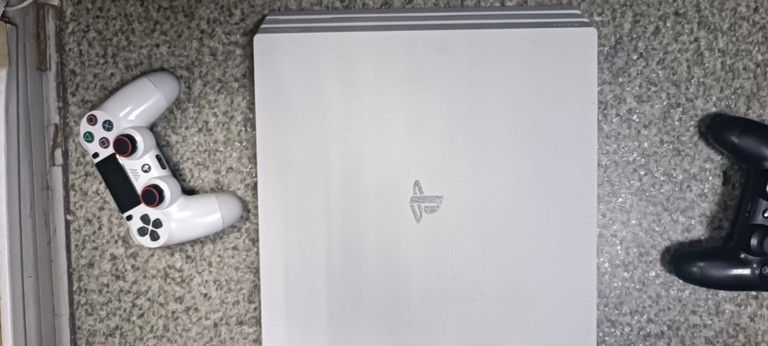 Купити Sony playstation 4 pro 1tb Б/У