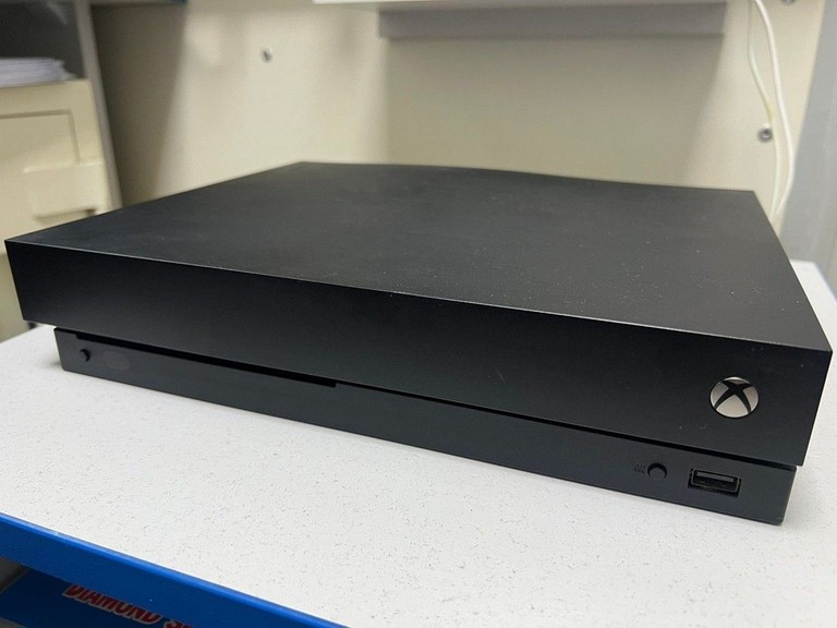 Купить Microsoft Xbox One X 1TB Б/У