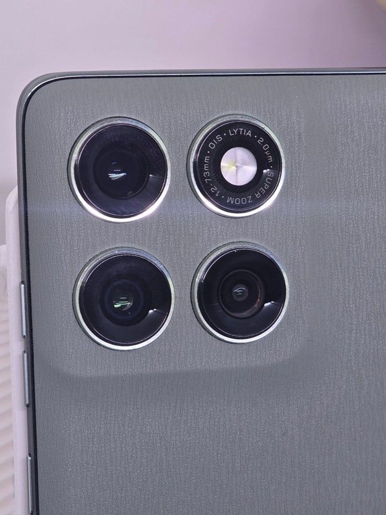 Дешево Motorola Moto Edge 60 Pro 12/512GB Sparkling Grape (PB7X0011) з ломбарду