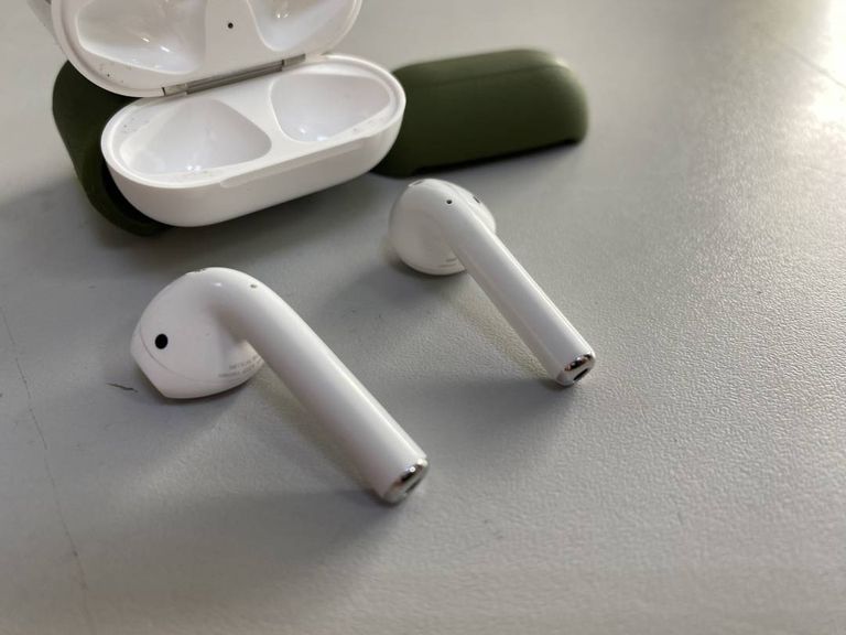 Apple airpods 2nd generation with charging case