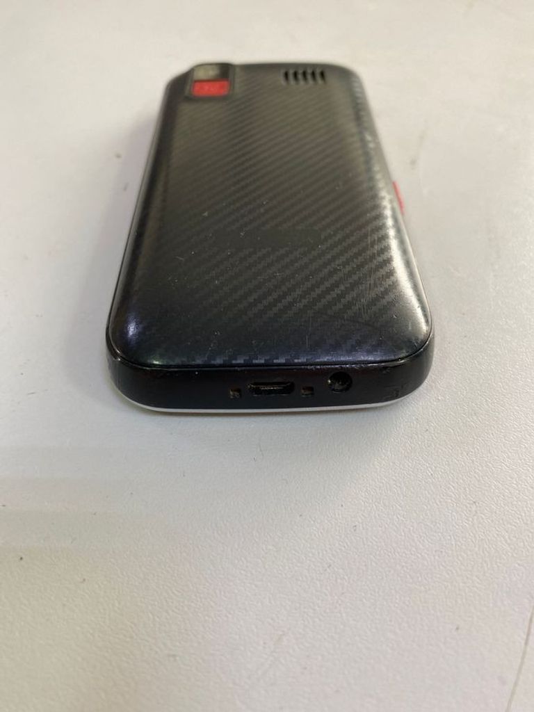 Дешево Nomi i220 Red з ломбарду