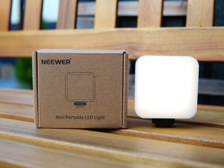 Кольоровий RGB-відеосвітло для камер на магніті Neewer Mini Portable LED Light RGB61 Ємність акумулятора 2000 мА·год. Код:null. Изображение 7