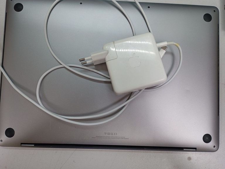 Дешиво Apple macbook pro a2141/екр 16"/сore i7 2,6ghz/ram16gb/ssd500gb/uhd graphics 630 1536mb с ломбарда