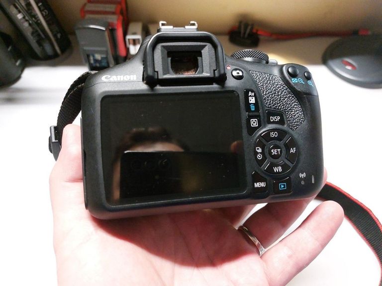 Дешиво Canon eos 2000d kit ef-s 18-55mm f/3.5-5.6 iii с ломбарда