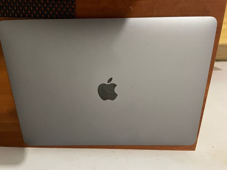 Дешево Apple macbook pro a1989/ екр 13,3"/ core i5 2,4ghz/ ram16gb/ ssd1tb/ iris plus 655/ retina/ touch bar з ломбарду