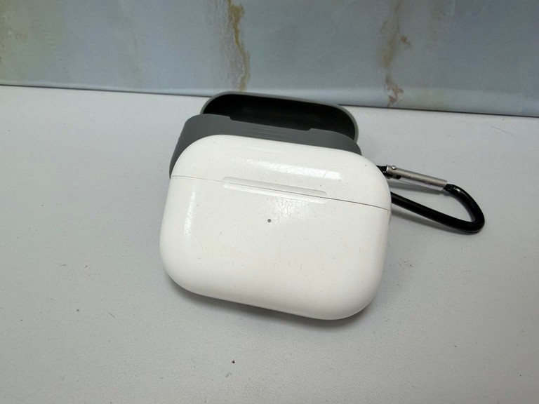 Купити Apple airpods pro 2nd generation with magsafe charging case usb-c Б/У