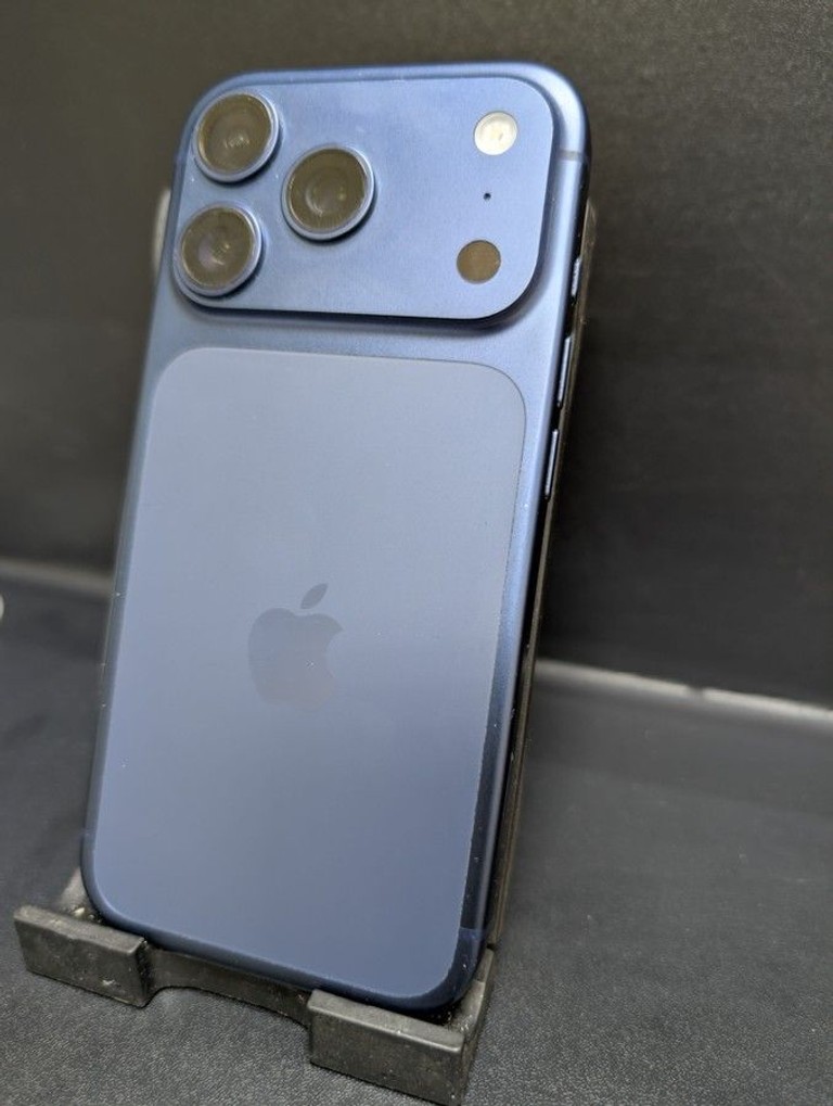 Купити Apple iPhone 17 Pro 256GB Deep Blue (MG8J4) Б/У