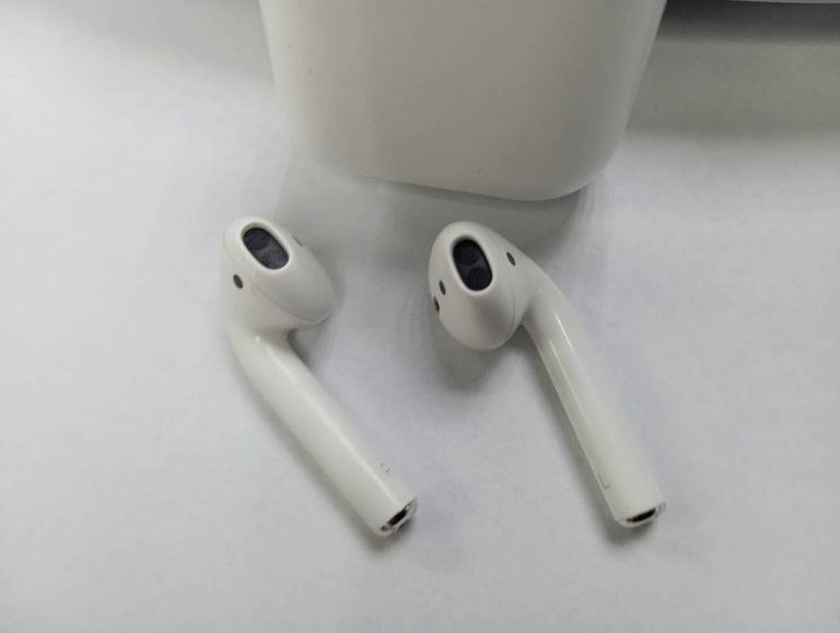 Apple airpods 2nd generation with charging case