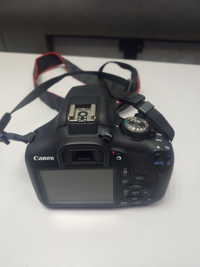 Дешево Canon eos 2000d / ef-s 18-55mm f/3.5-5.6 is ii з ломбарду