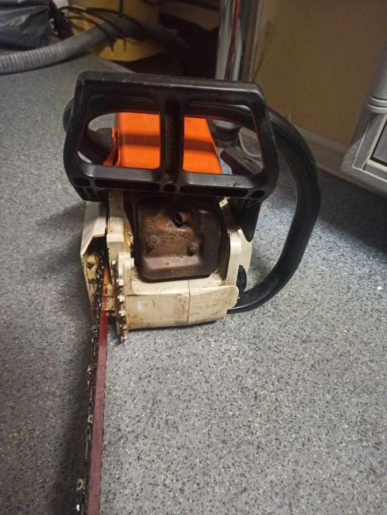 Дешево Stihl MS 230 40cm (11232000756) з ломбарду