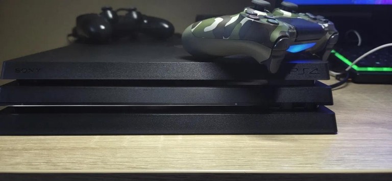 Объявление Sony Playstation 4 Pro 1TB + DualShock 4 Б/У