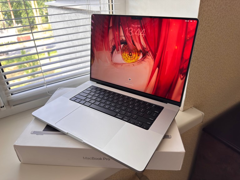 Купить Apple MacBook Pro 16 M4 Max Silver (MX2W3) (48GB/40GPU/1TB) Б/У