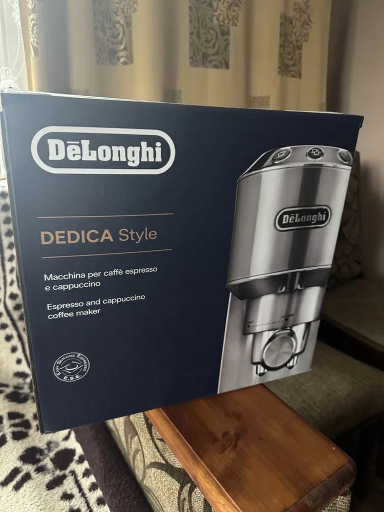 Кавоварка Delonghi Dedica EC 685 + темпер фірмовий в подарунок