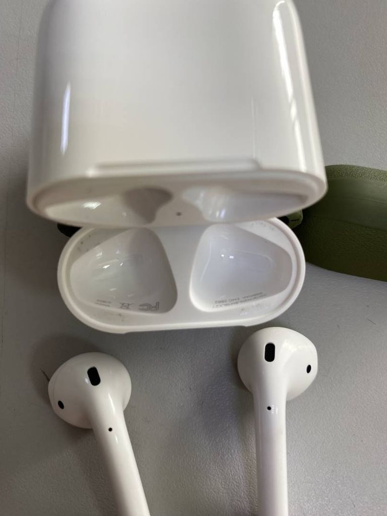 Apple airpods 2nd generation with charging case