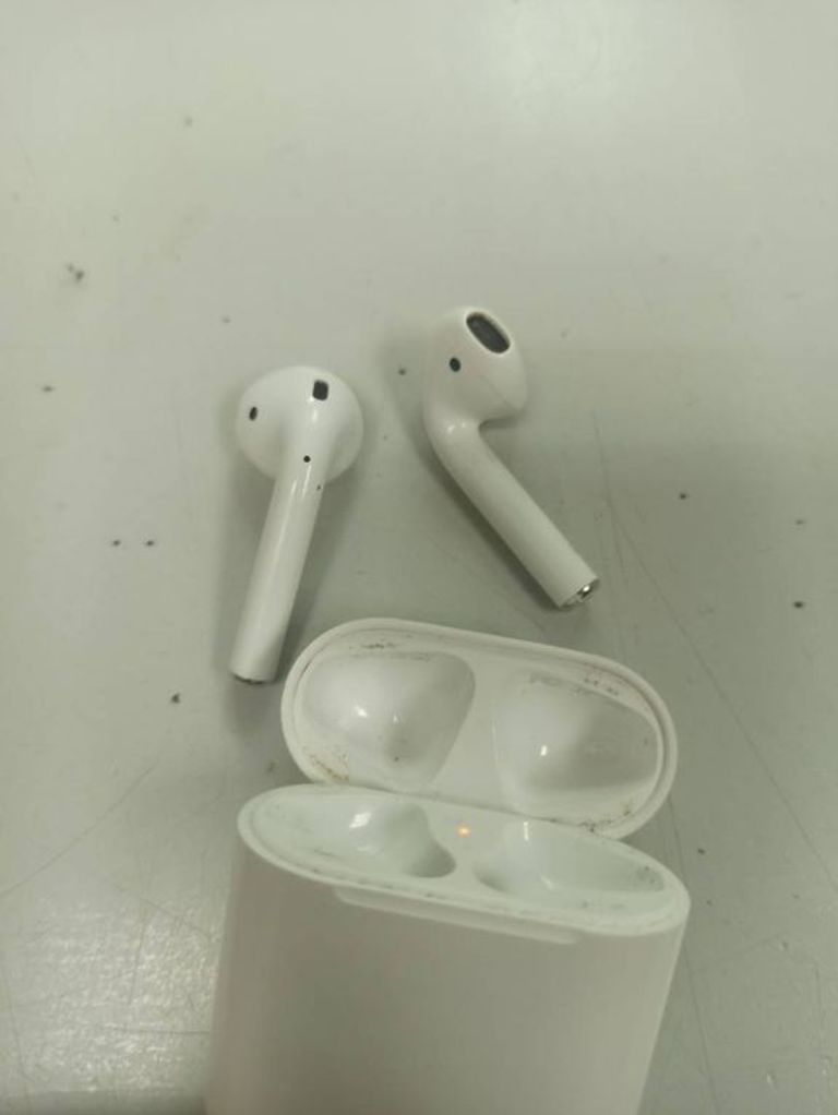 Apple airpods 2nd generation with charging case