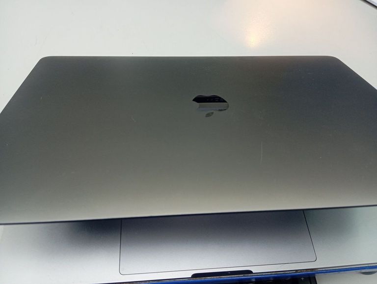 Дешево Apple macbook pro a1707/екр. 15.4 core i7 2,9ghz/ ram16gb/ ssd512gb/intel hd graphics 630/touch bar з ломбарду