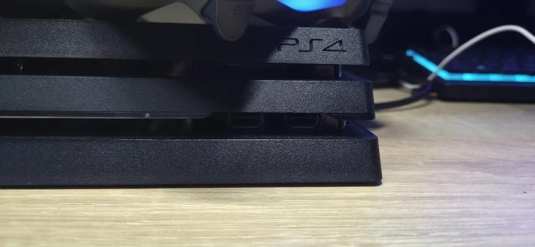 Дешиво Sony Playstation 4 Pro 1TB + DualShock 4 с ломбарда