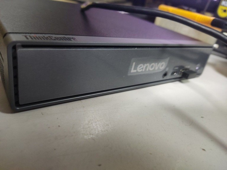 Дешево Lenovo ThinkCentre neo 50q Gen 5 Black (13B9000RUI) з ломбарду