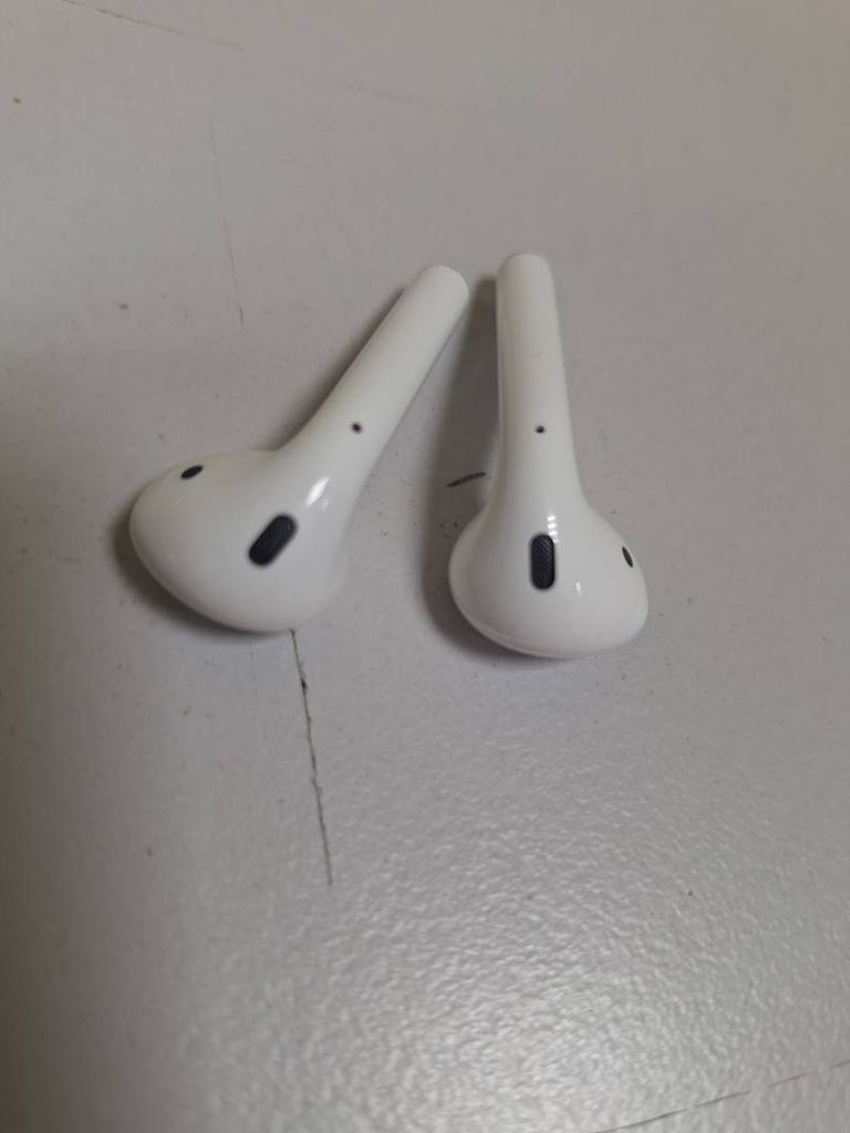 Apple airpods 2nd generation with charging case