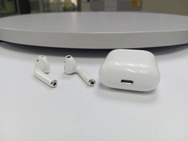 Apple airpods 2nd generation with charging case