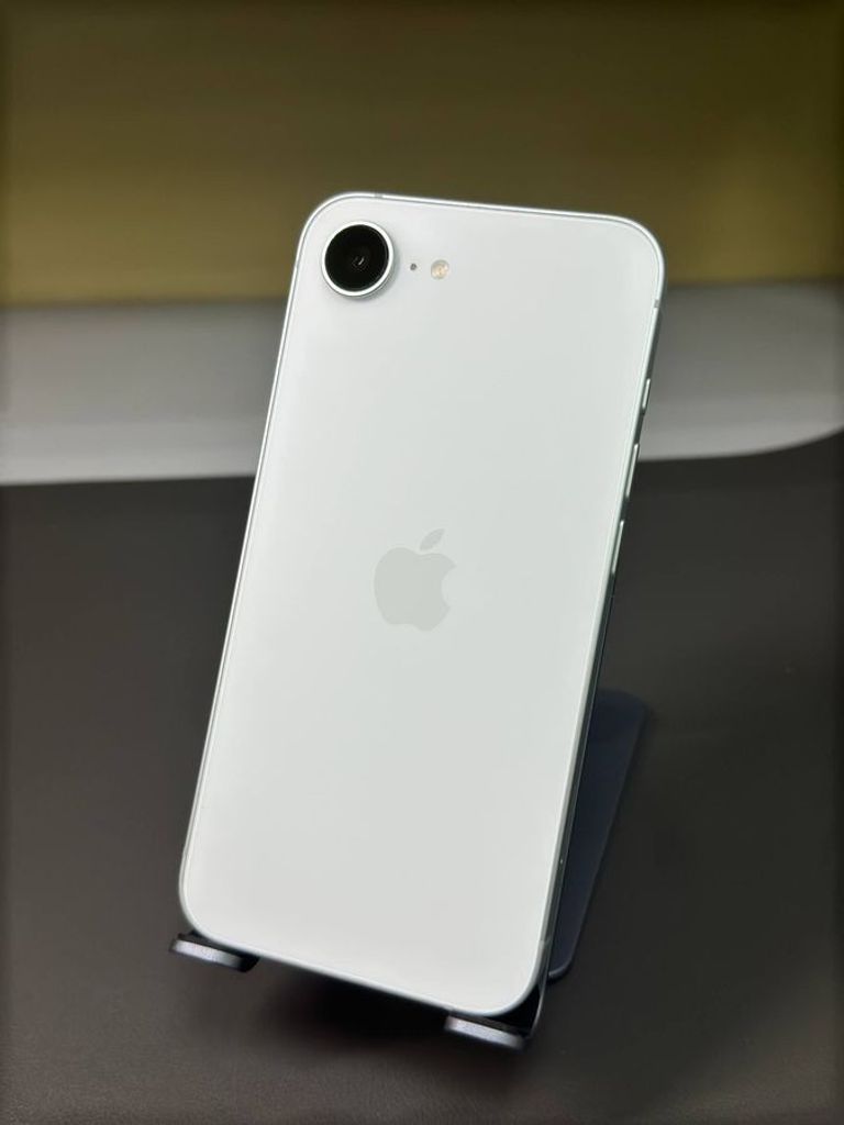 Купити Apple iPhone 16e 128GB Black Б/У