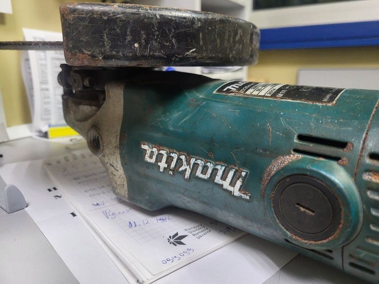 Купить Makita GA9050 Б/У