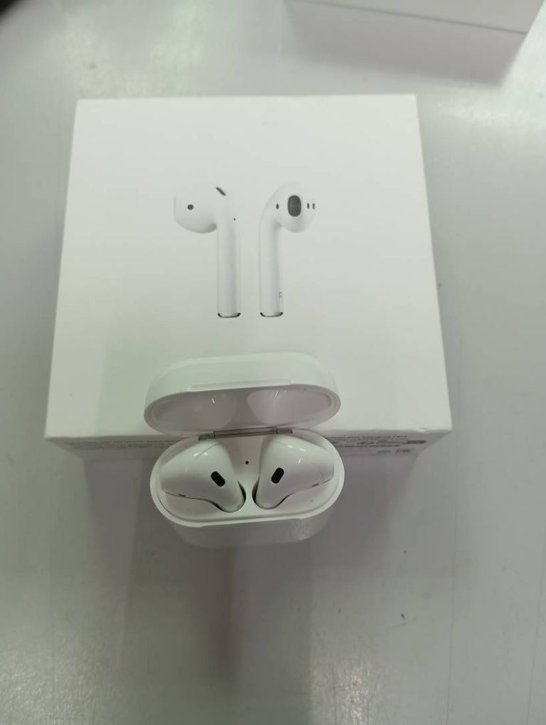 Apple airpods 2nd generation with charging case