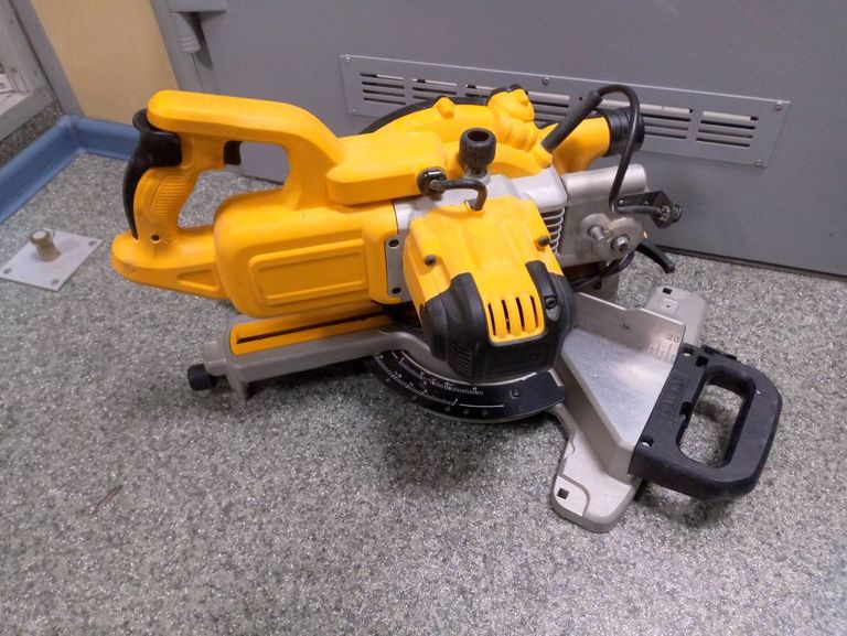 Купить Dewalt DWS774 Б/У