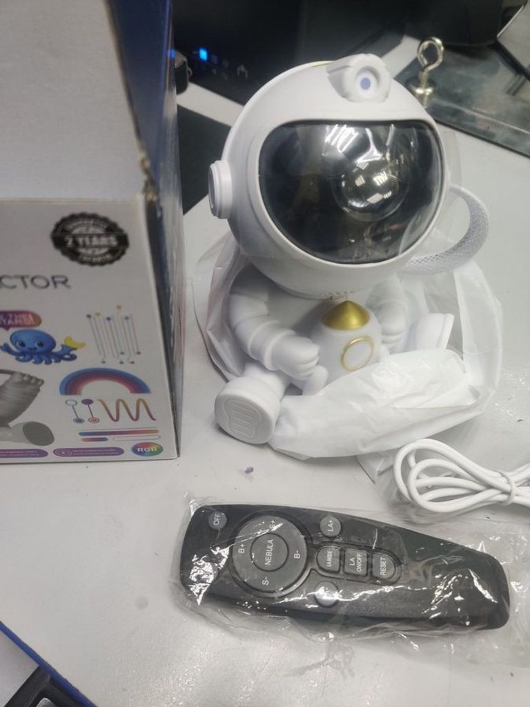 Купити Нічник-Проектор астронавт Б/У