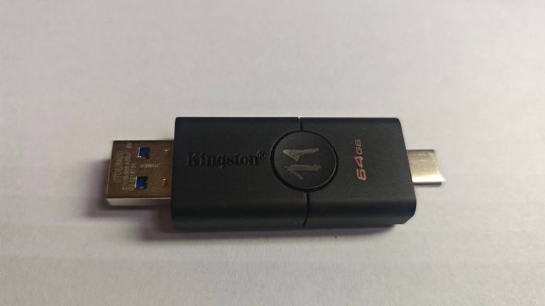 Дешиво Kingston 64 gb с ломбарда