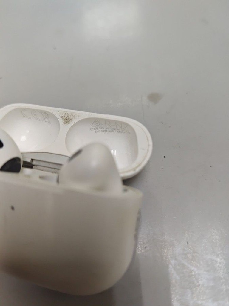 Купити Apple airpods pro 2nd generation with magsafe charging case usb-c Б/У