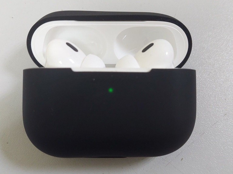 Купити Apple airpods pro 2nd generation with magsafe charging case usb-c Б/У