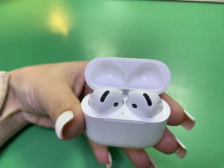 Дешиво Apple airpods 4 with active noise cancellation с ломбарда