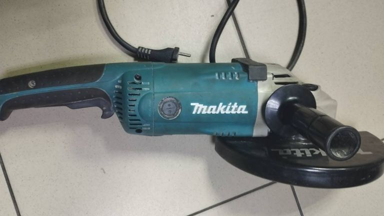 Makita GA9020