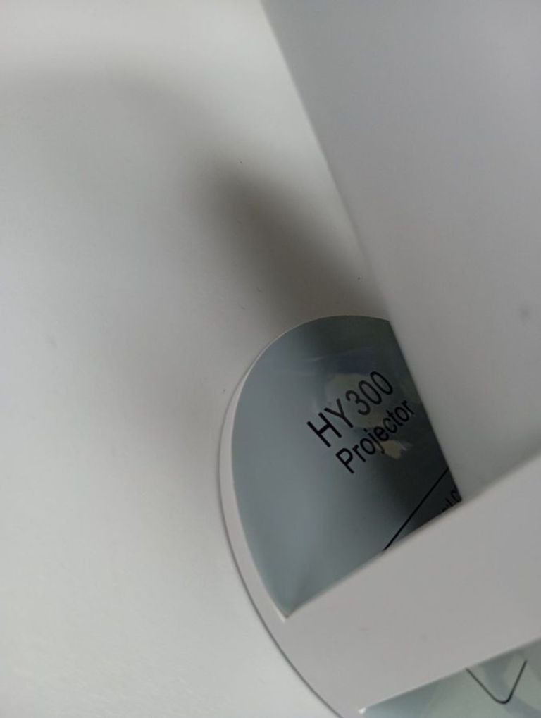 Дешиво Led Projector hy300 с ломбарда