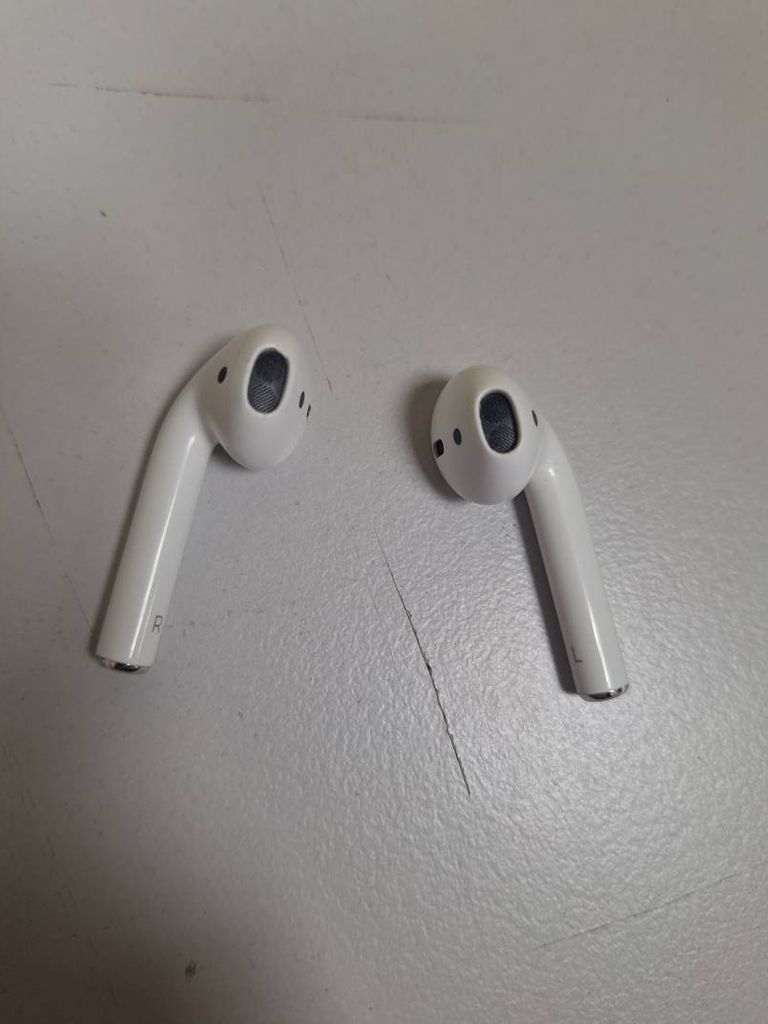 Apple airpods 2nd generation with charging case