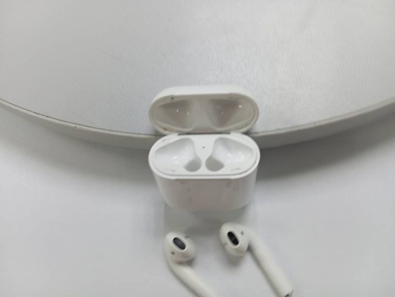 Apple airpods 2nd generation with charging case