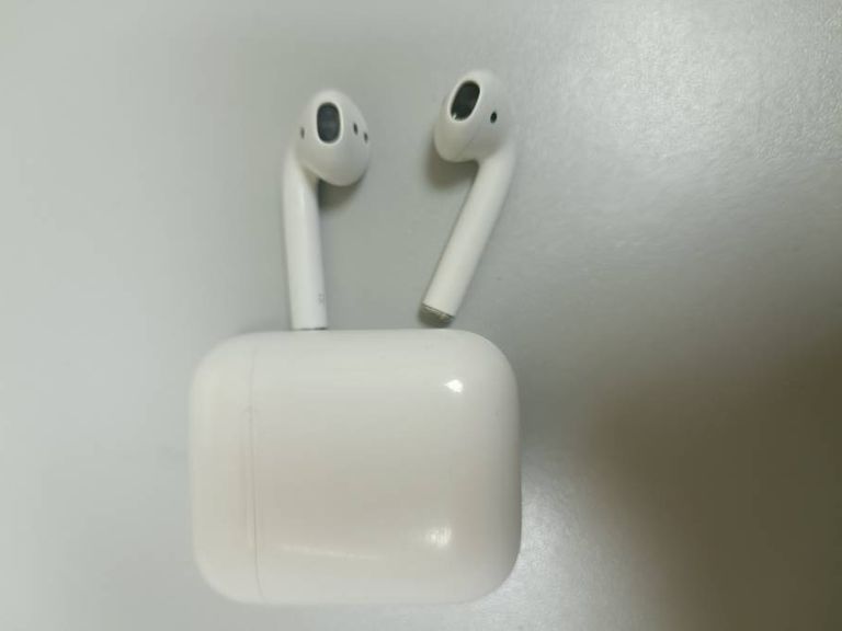 Apple airpods 2nd generation with charging case