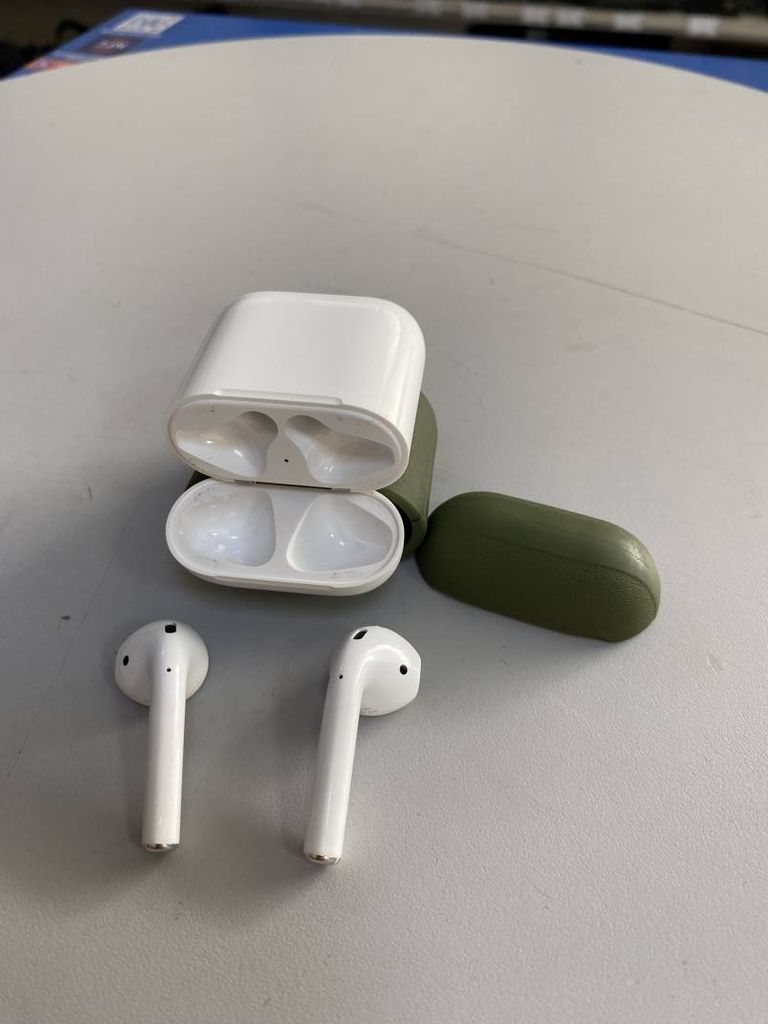 Apple airpods 2nd generation with charging case