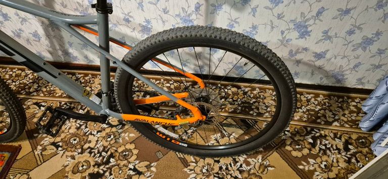 Gt bicycles Avalanche Sport 29" 2023 / рама 52см gloss gray&orange fade w/black&orange Код:null. Изображение 9