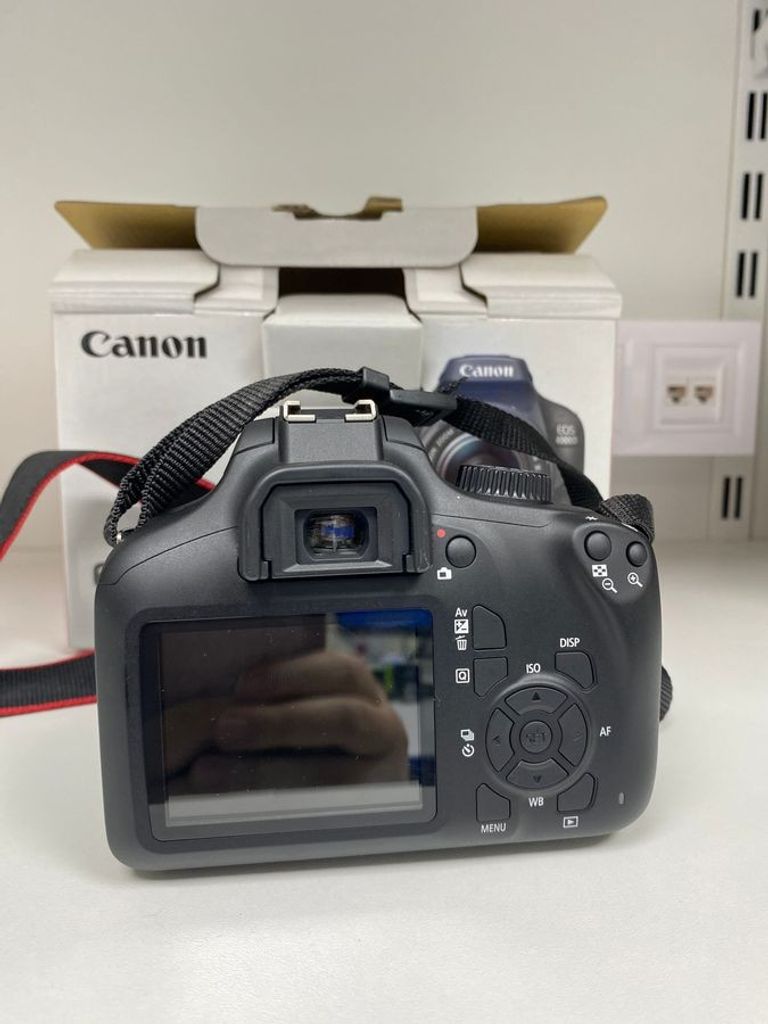 Дешиво Canon eos 4000d/ ef-s 18-55mm macro-0-25m-0-8ft с ломбарда